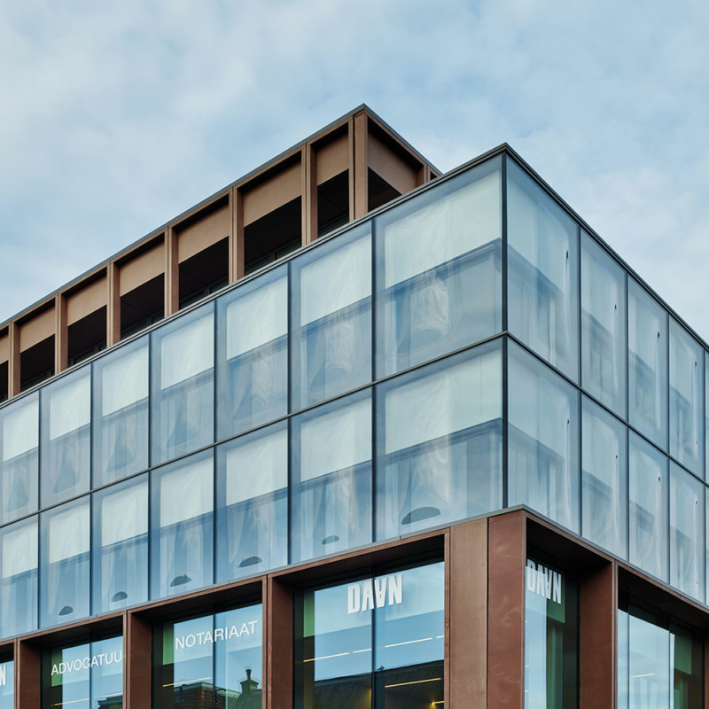 Das Building 026 in Arnheim mit frei geformten, gewölbten Gläsern in der Fassade