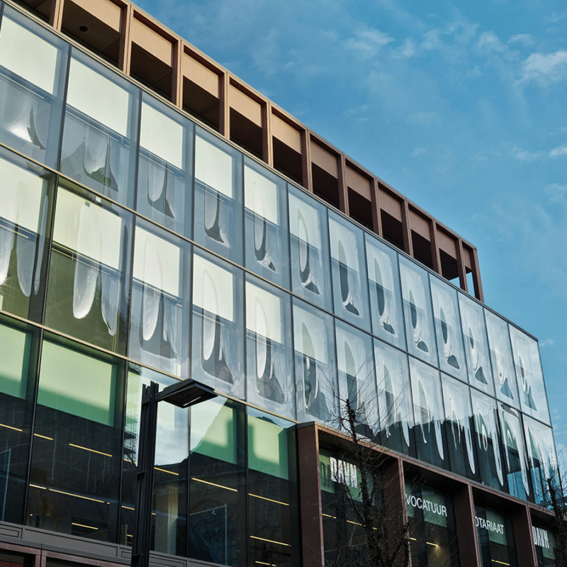 Gebogenes Glas, Das Building 026 in Arnheim mit frei geformten, gewölbten Gläsern in der Fassade