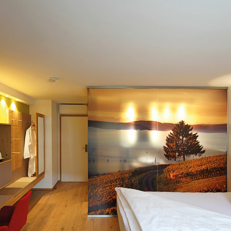 Hotelzimmer mit farbig bedruckter Glastrennwand