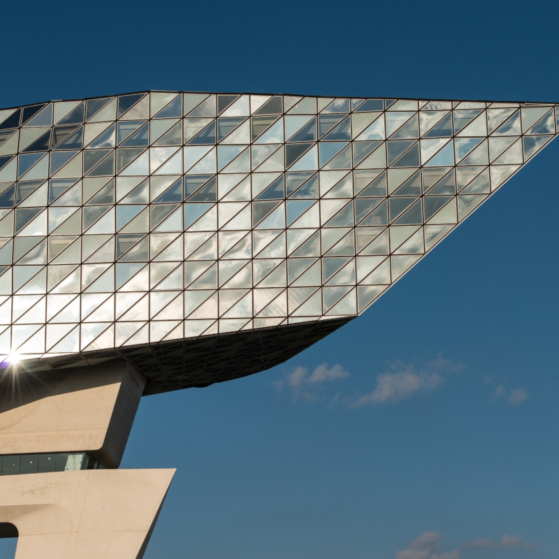 Gläserne Dreiecke in der Glasfassade des Havenhuis in Antwerpen
