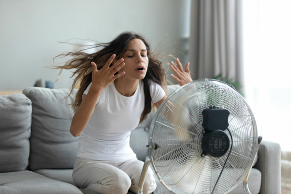 Eine Frau mit langen Haaren vor einem Ventilator