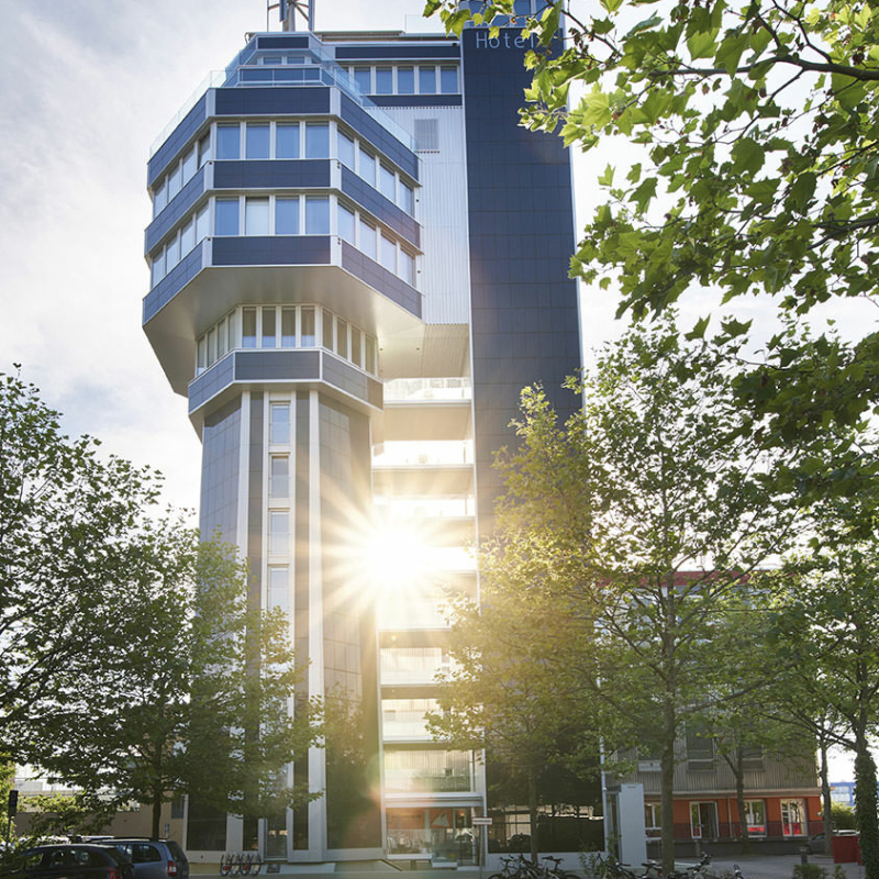 Das 50,50 Meter hohe Designhotel aquaTurm in Radolfzell mit seiner blau schimmernden Photovoltaikfassade ist ein Null-Energie-Haus.