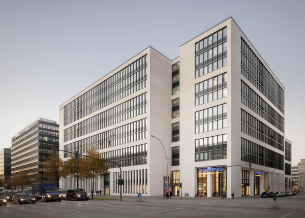Eleganz aus Glas und Licht: Die hocheffiziente Gebäudehülle des Olympus Campus in Hamburg (Generalplaner gmp Architekten) bietet großzügig gestaltete Arbeitsräume mit hochwertigen Sonnen- und Wärmeschutzgläsern.