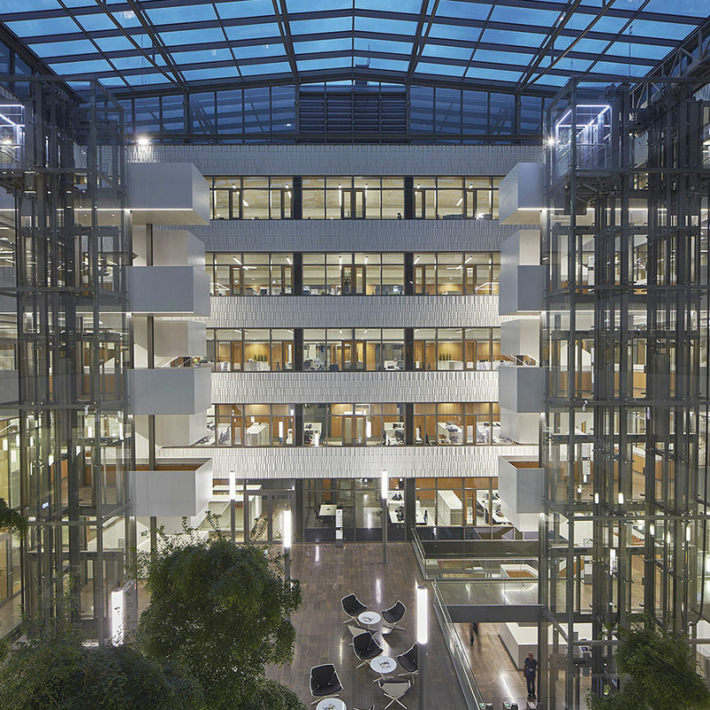 Abendstimmung: Herzstück des Neubaus batiment MERCIER der POST Luxembourg ist das Atrium mit dem Glasdach.