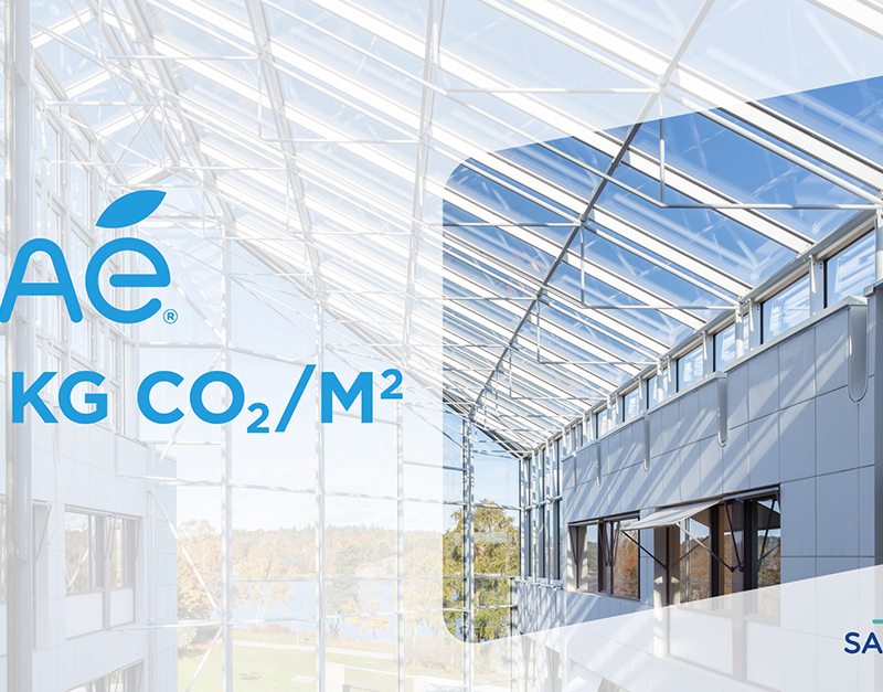 Grafik mit hinterlegtem, gesofteten Bild einer Atriumdachverglasung, einem Schriftzug 6,64 kg CO2/m² und Logos EPD verified und Saint-Gobain