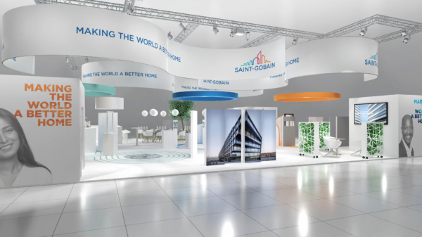 Rendering des Saint-Gobain Messtandes für die glasstec2024; die dominierende Farbe ist weiß, über dem Stand schwebt ein gewelltes, breites weißes Band mit dem Schriftzug Making the world a better home und dem Saint-Gobain Logo