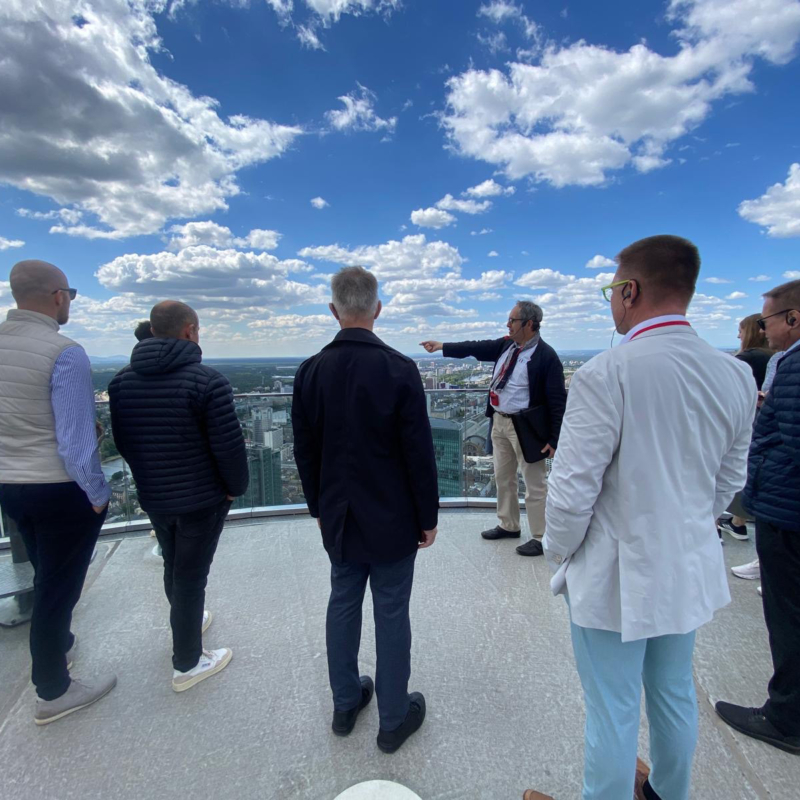 Teilnehmende der CLIMAplusSECURIT-Jahrestagung 2025 während einer Architekturführung in Frankfurt mit Blick auf die Skyline.
